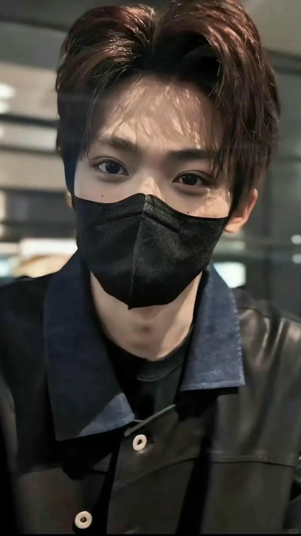 ảnh con trai đeo khẩu trang đen 5