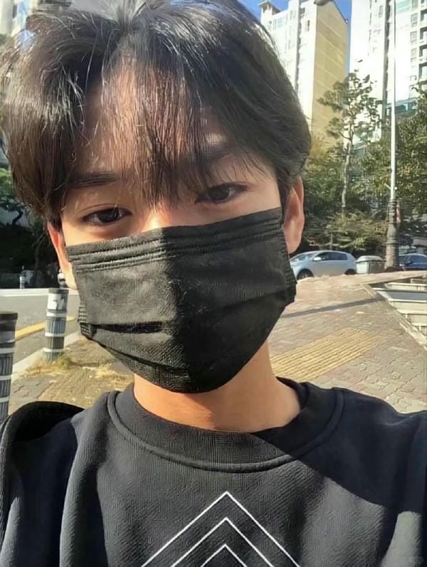ảnh con trai đeo khẩu trang đen 6