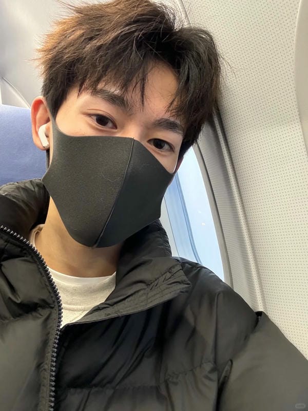 ảnh con trai đeo khẩu trang đen 7