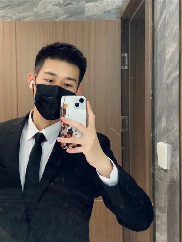 ảnh con trai đeo khẩu trang đen 8