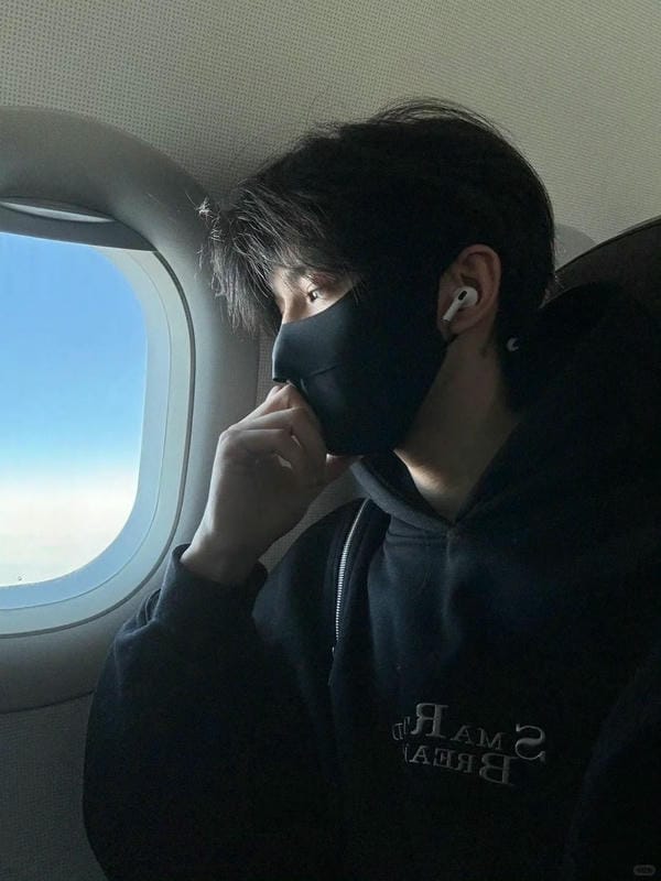 ảnh con trai đeo khẩu trang đen 9