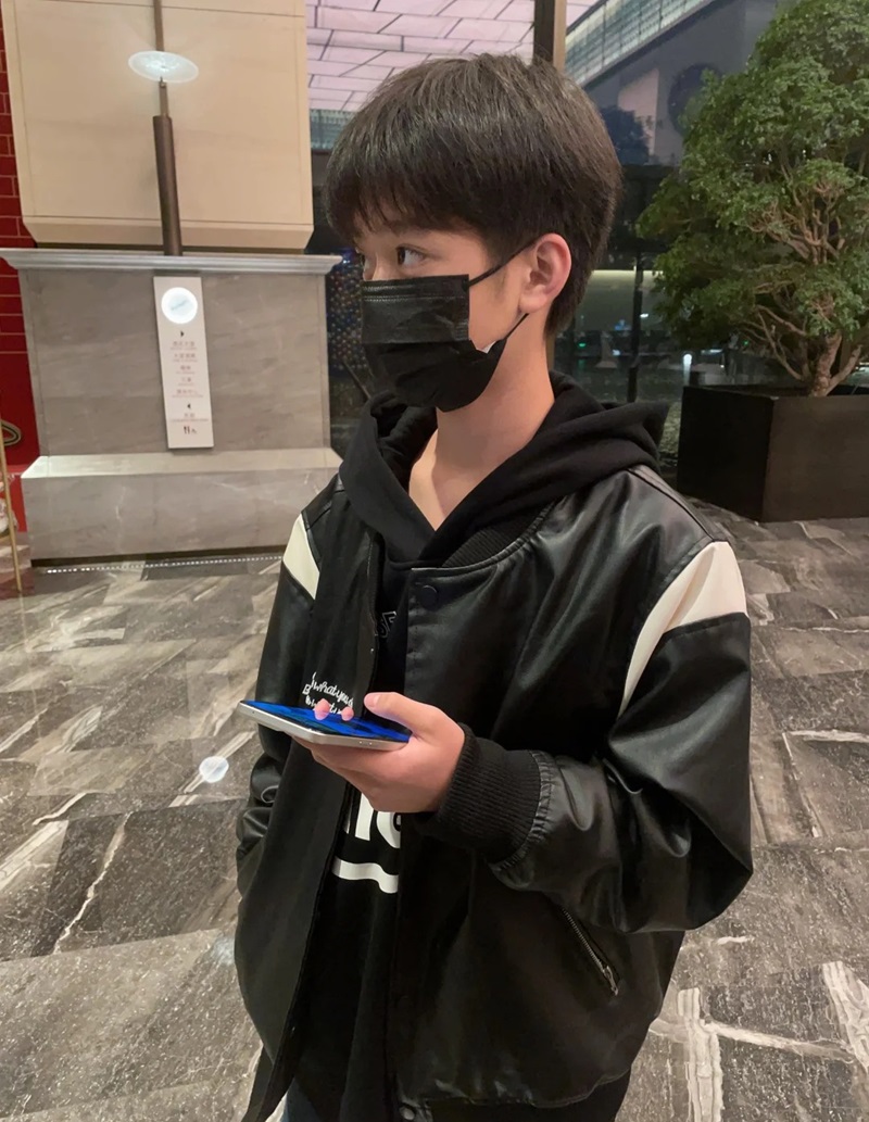 ảnh trai 2k8 đeo khẩu trang