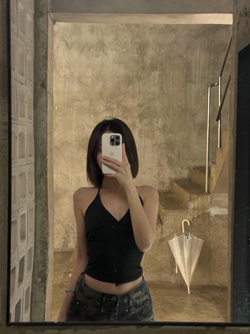 ảnh chụp trước gương che mặt nữ 1