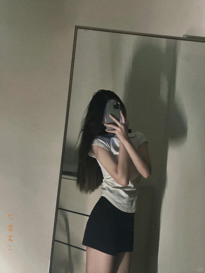 ảnh chụp trước gương che mặt nữ 11