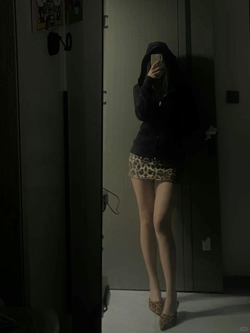 ảnh chụp trước gương che mặt nữ 15