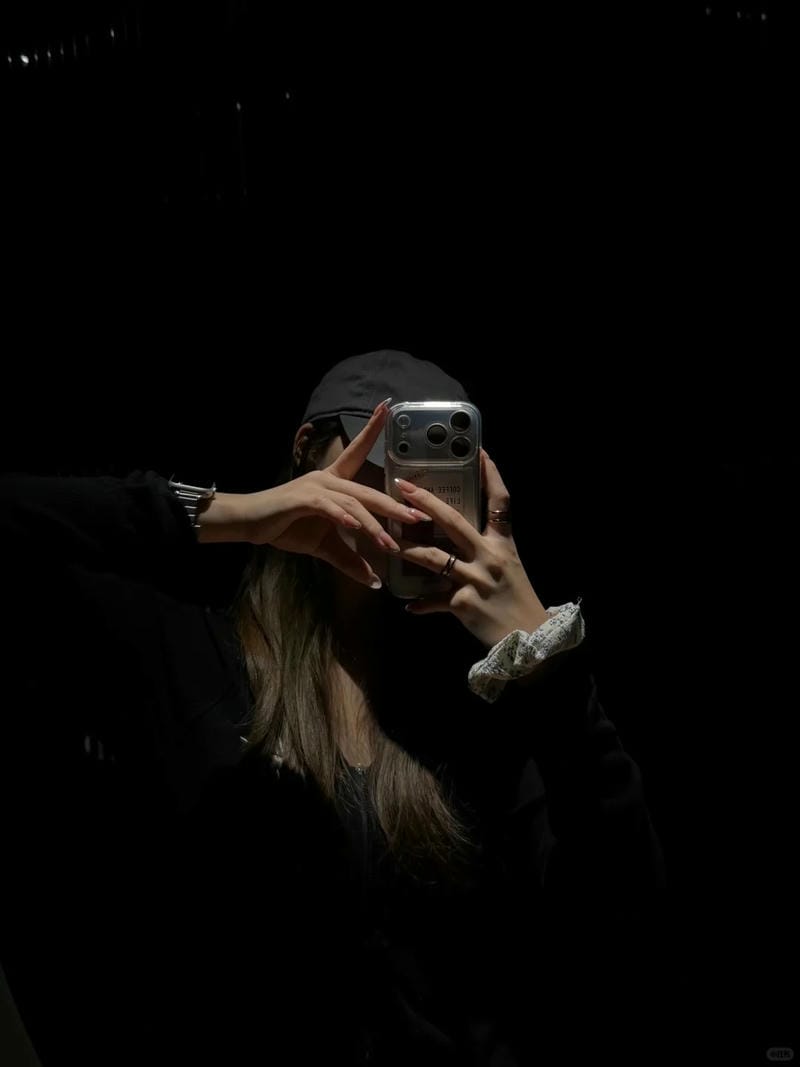 ảnh chụp trước gương che mặt nữ 17