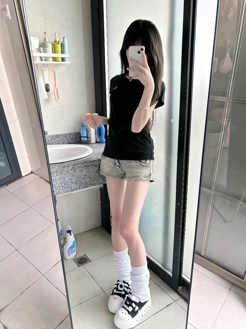 ảnh chụp trước gương che mặt nữ 22