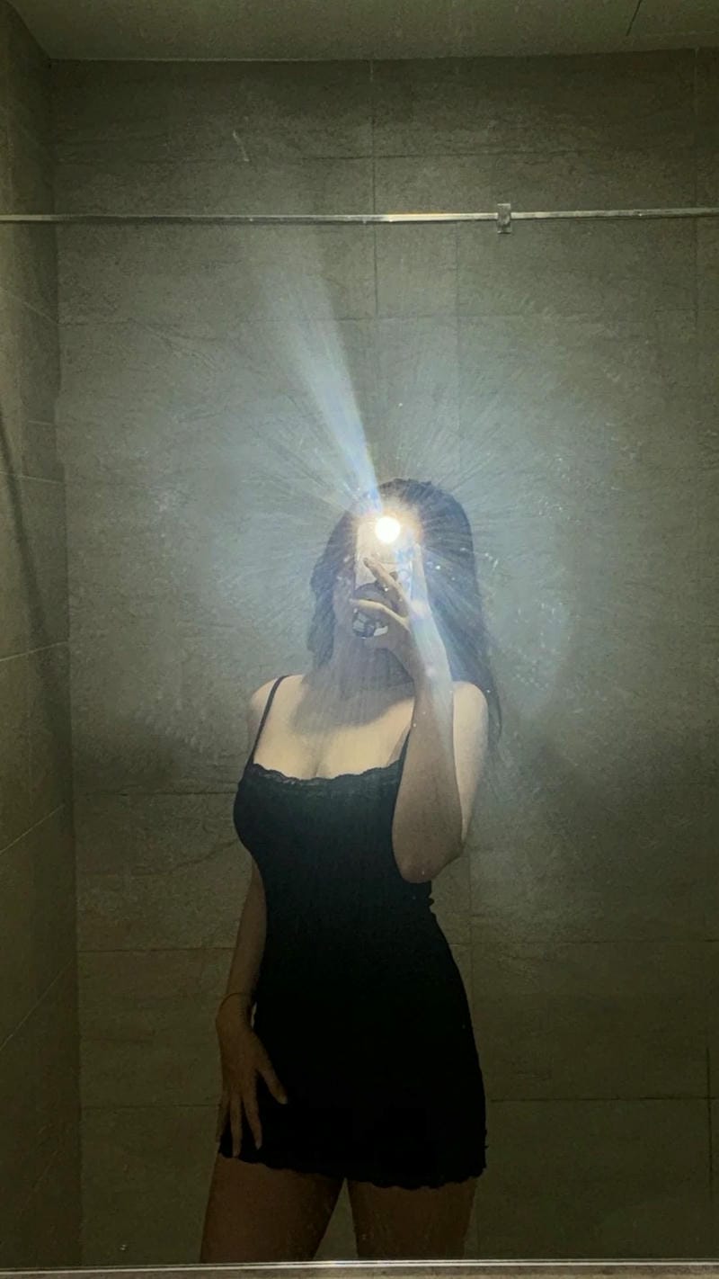 ảnh chụp trước gương che mặt nữ 23