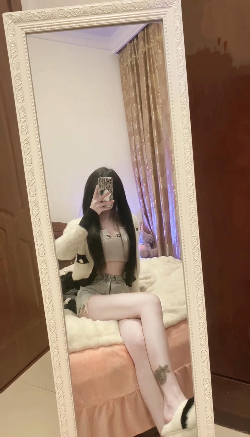 ảnh chụp trước gương che mặt nữ 24