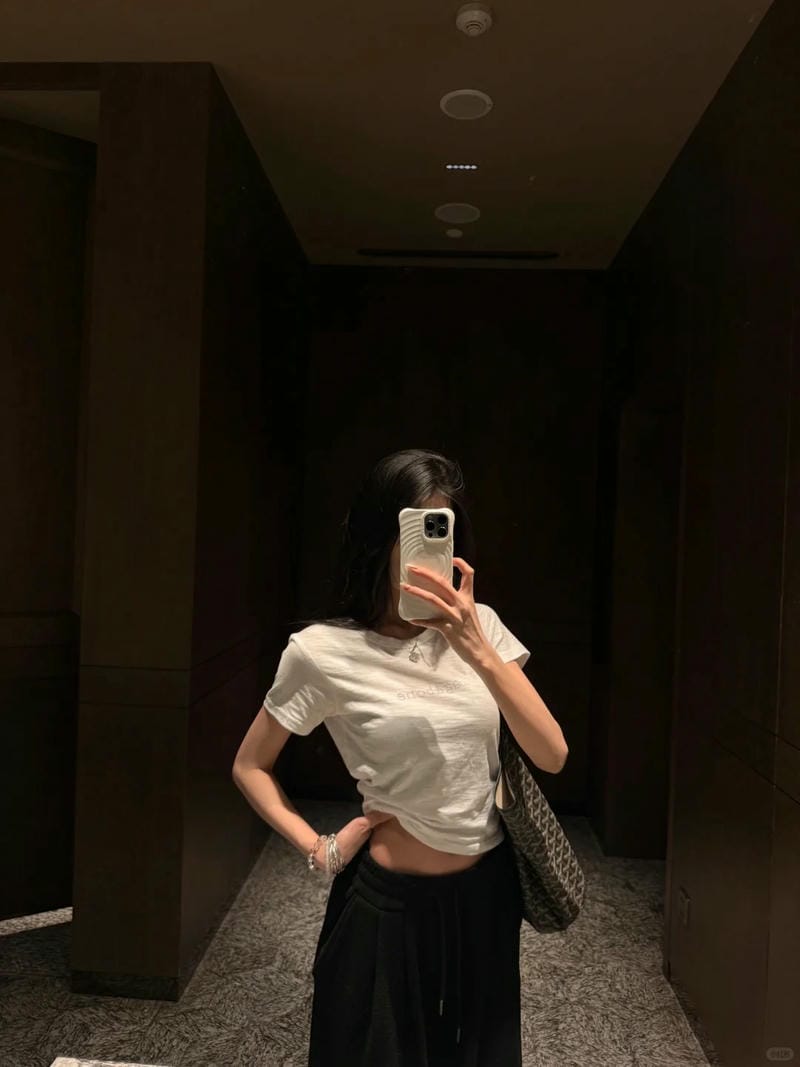 ảnh chụp trước gương che mặt nữ 26