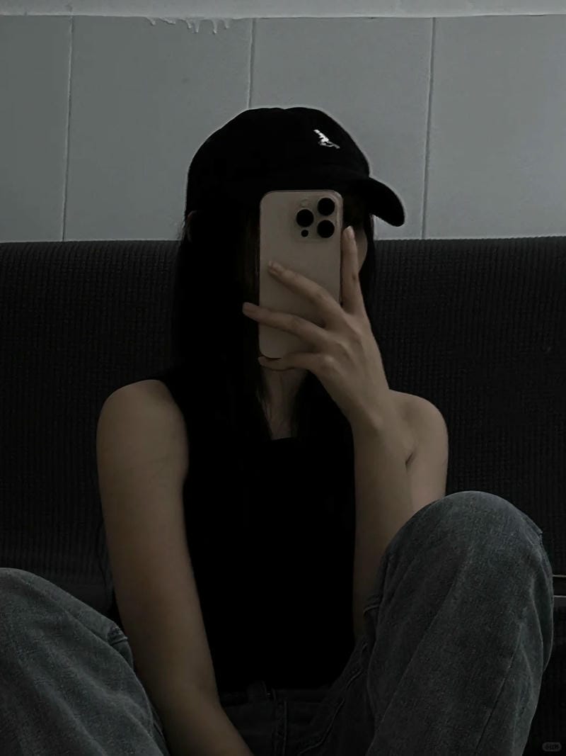 ảnh chụp trước gương che mặt nữ 27