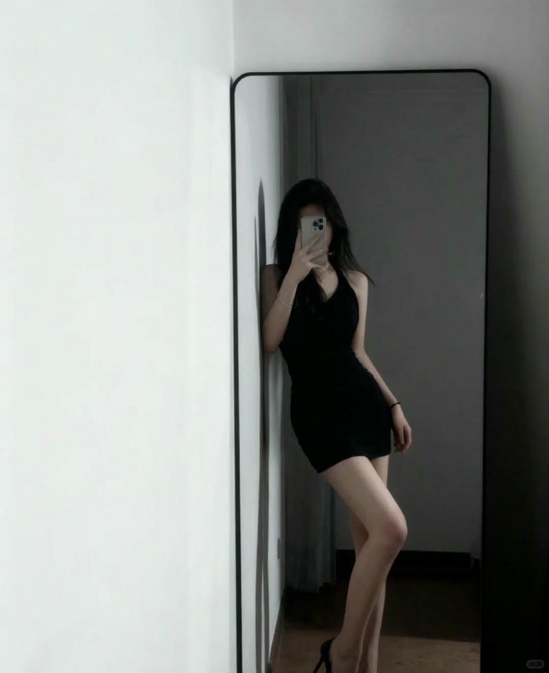 ảnh chụp trước gương che mặt nữ 28