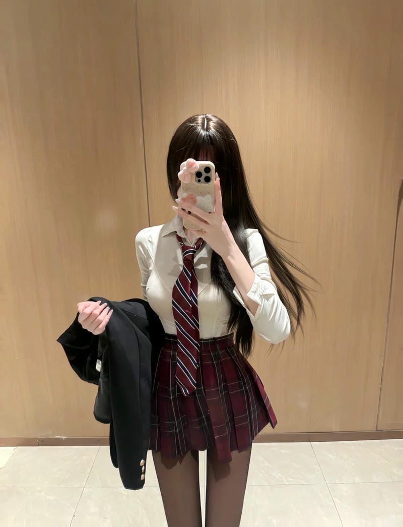 ảnh chụp trước gương che mặt nữ 3