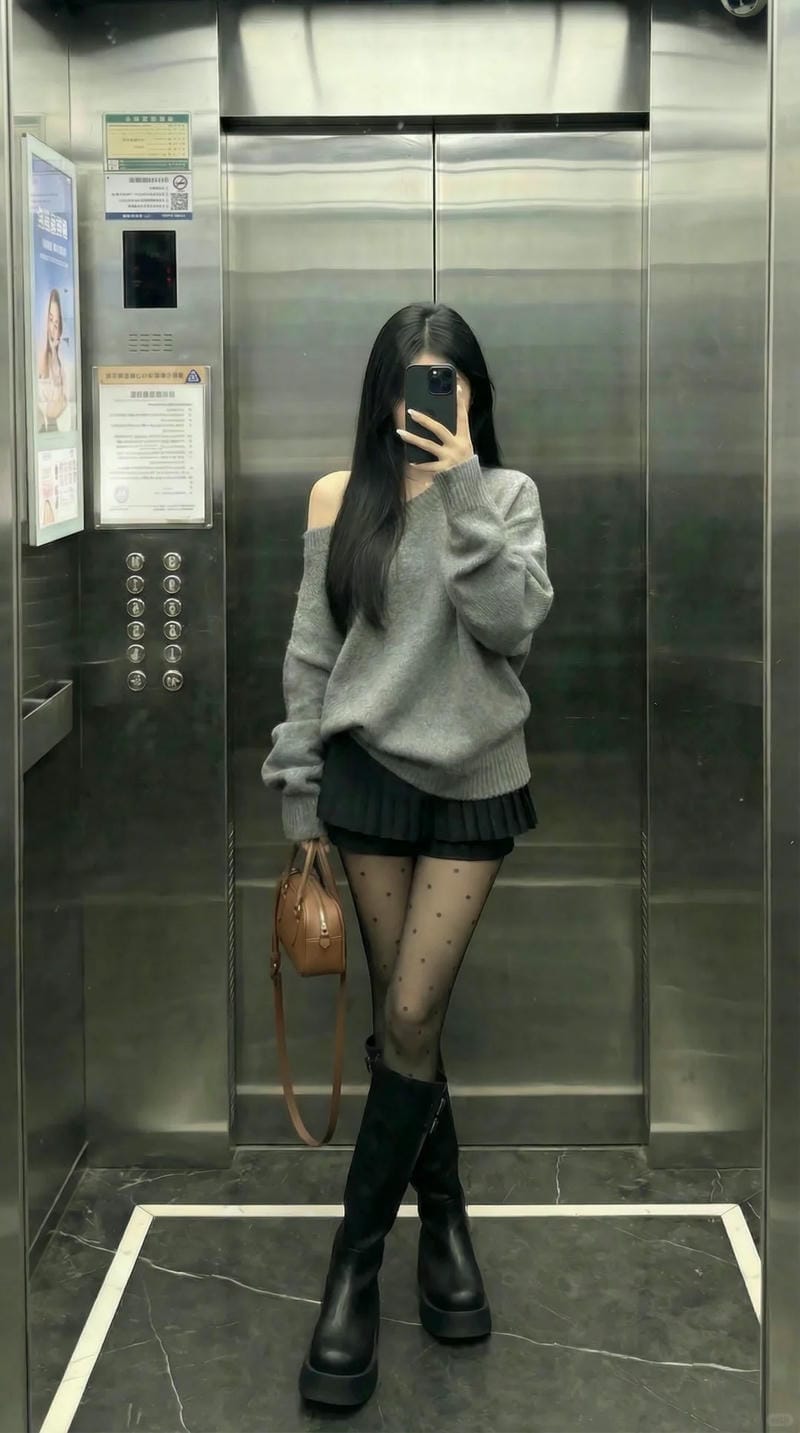 ảnh chụp trước gương che mặt nữ 30