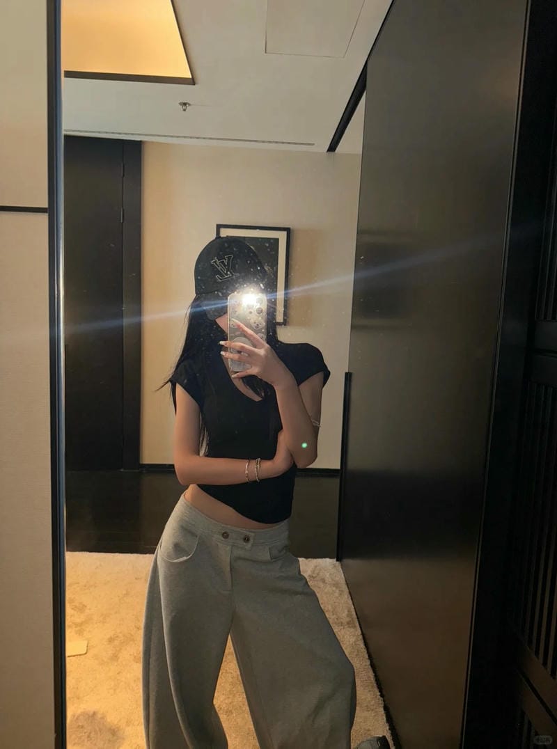 ảnh chụp trước gương che mặt nữ 8