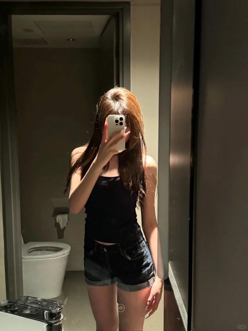 ảnh chụp trước gương che mặt nữ 9