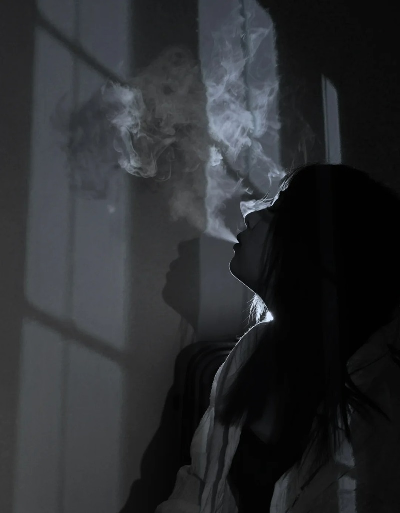 ảnh hút thuốc buồn 10