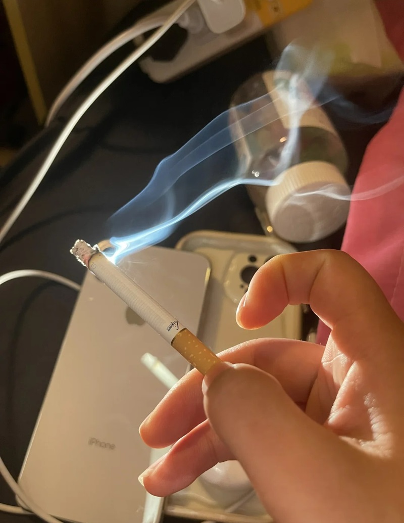 ảnh hút thuốc buồn 12