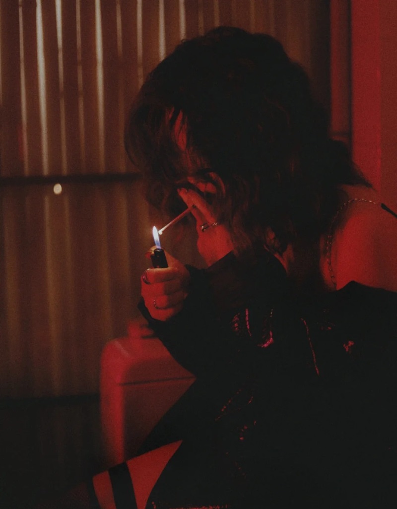 ảnh hút thuốc buồn 17