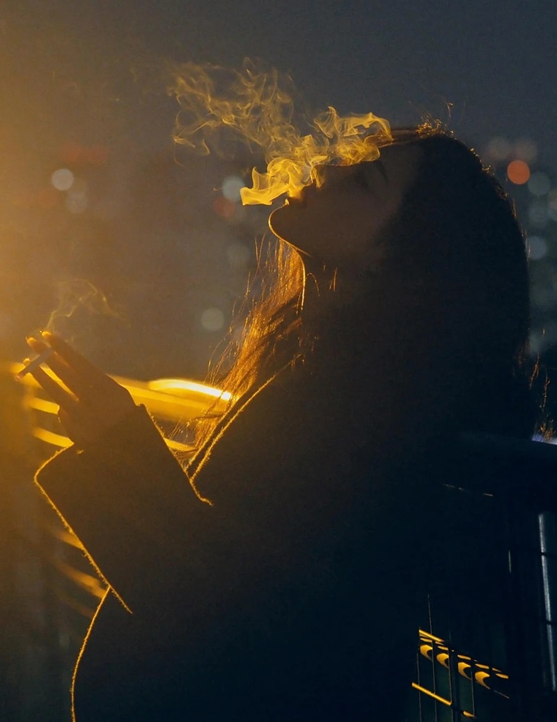 ảnh hút thuốc buồn 22