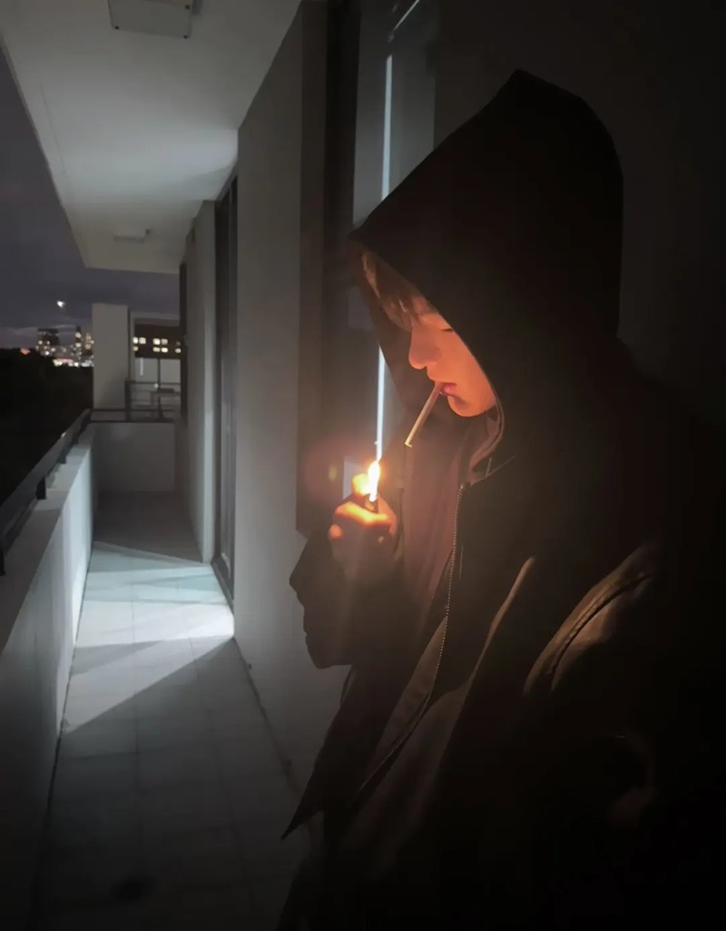 ảnh hút thuốc buồn 29