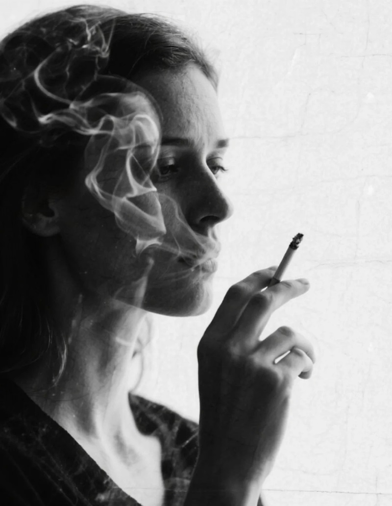 ảnh hút thuốc buồn 32