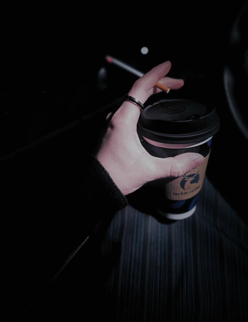 ảnh hút thuốc buồn 34