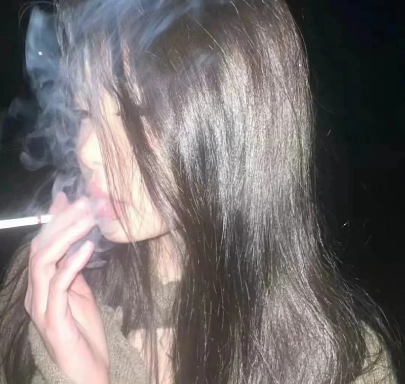 ảnh hút thuốc buồn 4