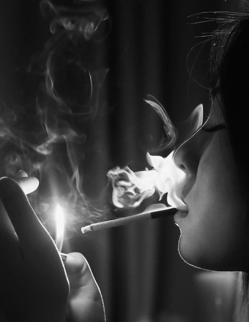 ảnh hút thuốc buồn 6