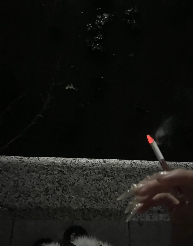 ảnh hút thuốc buồn 8