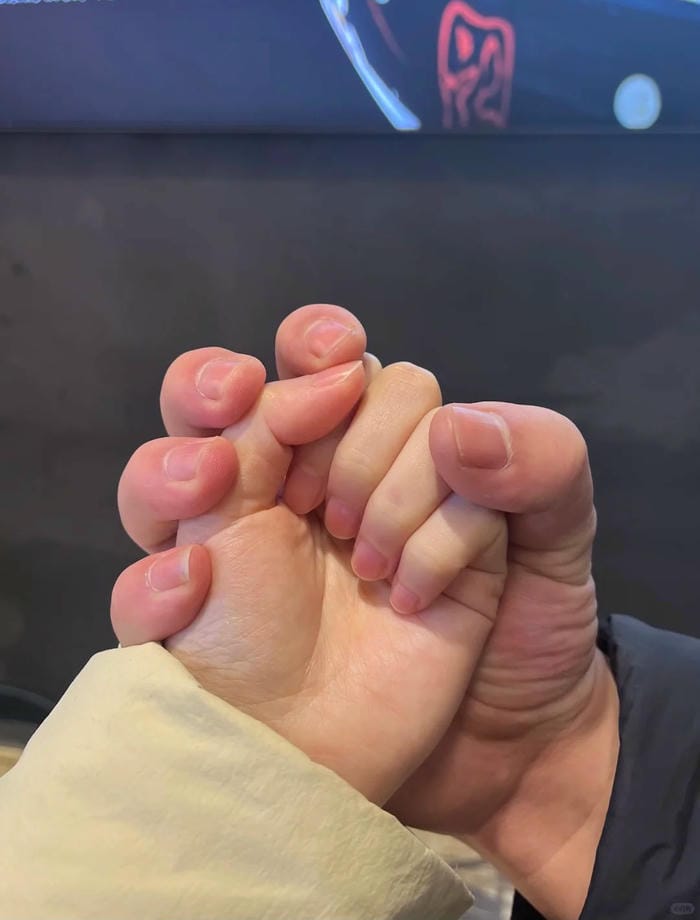 ảnh nắm tay người yêu 12