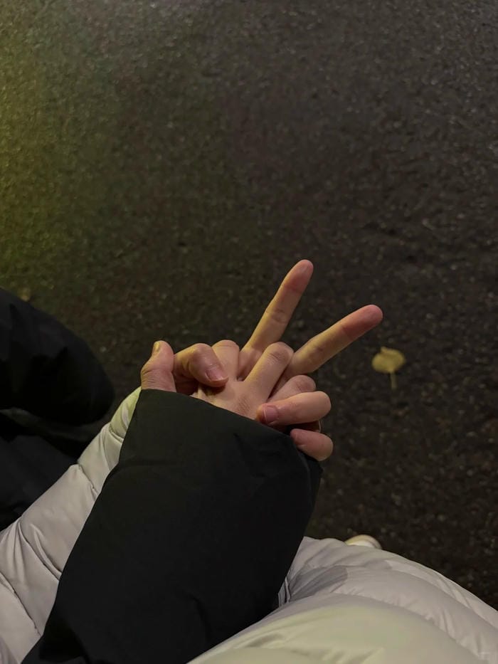 ảnh nắm tay người yêu 4