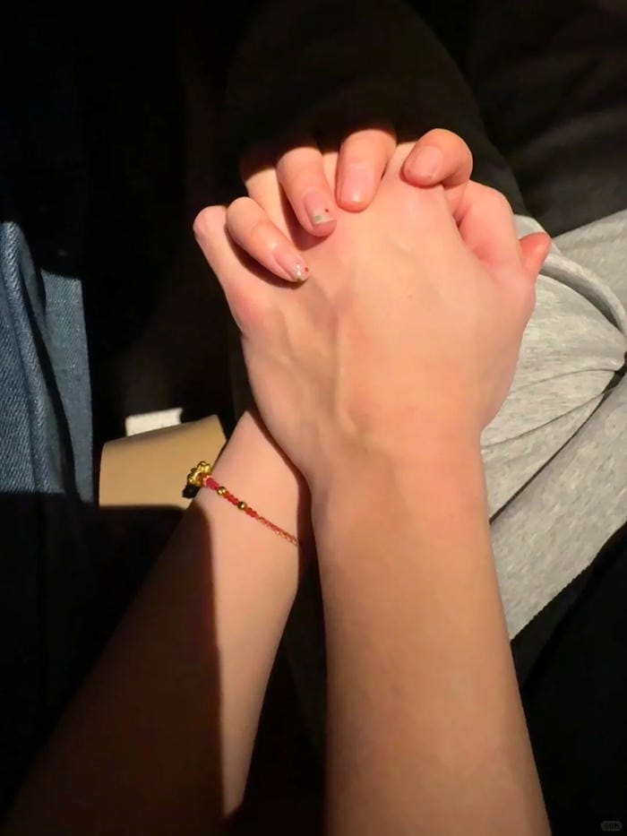 ảnh nắm tay người yêu 5