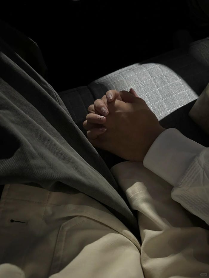 ảnh nắm tay người yêu 6