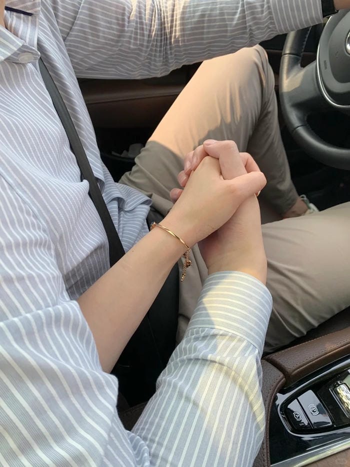 ảnh nắm tay nhau thật 10