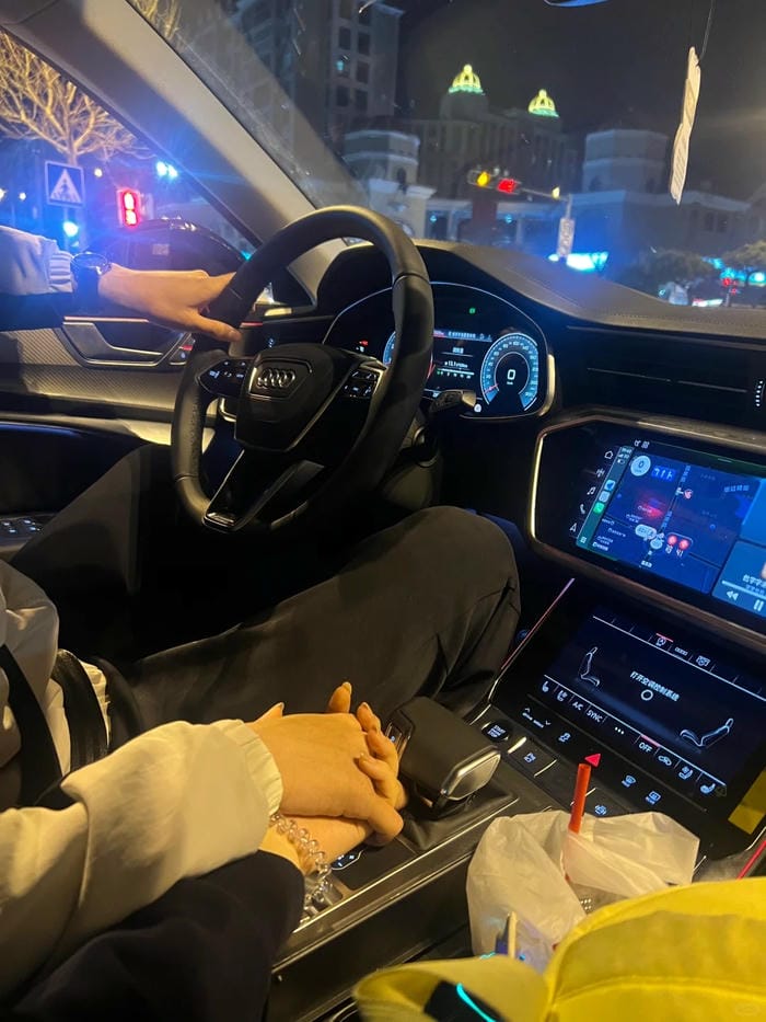 ảnh nắm tay nhau thật 11