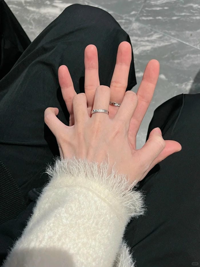 ảnh nắm tay nhau thật 12