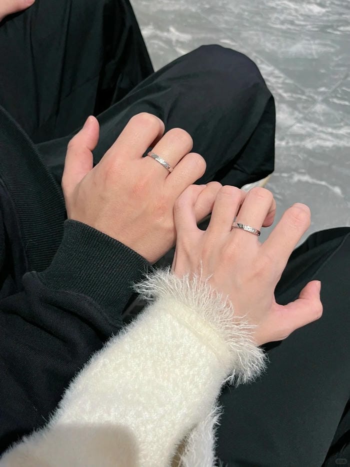 ảnh nắm tay nhau thật 13