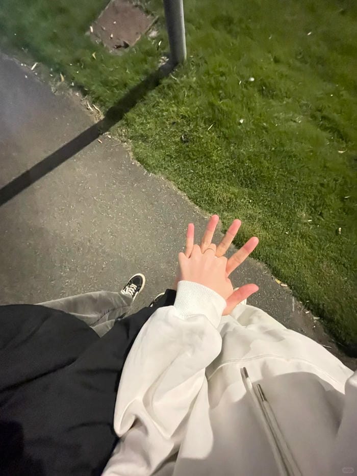 ảnh nắm tay nhau thật 15