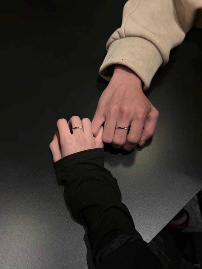 ảnh nắm tay nhau thật 16