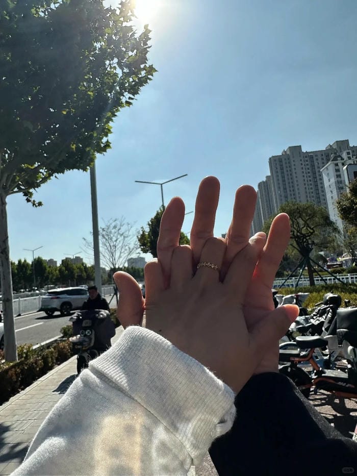 ảnh nắm tay nhau thật 17