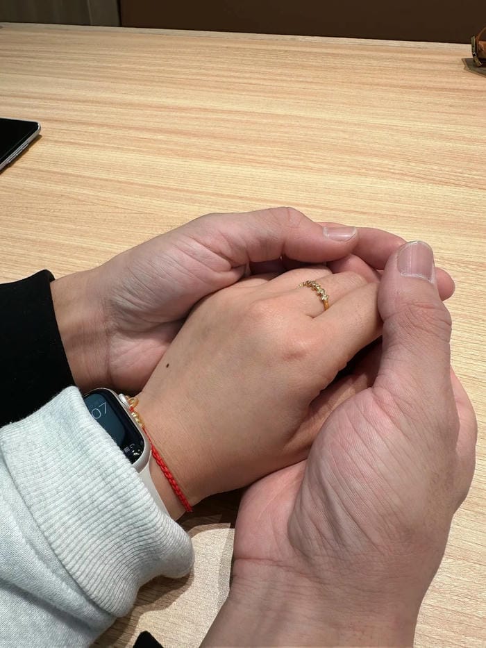 ảnh nắm tay nhau thật 18