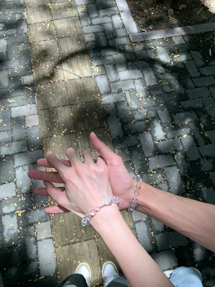 ảnh nắm tay nhau thật 19