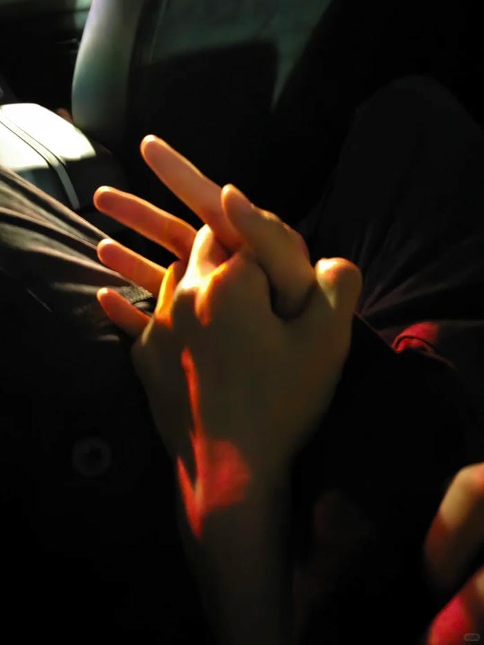 ảnh nắm tay nhau thật 20