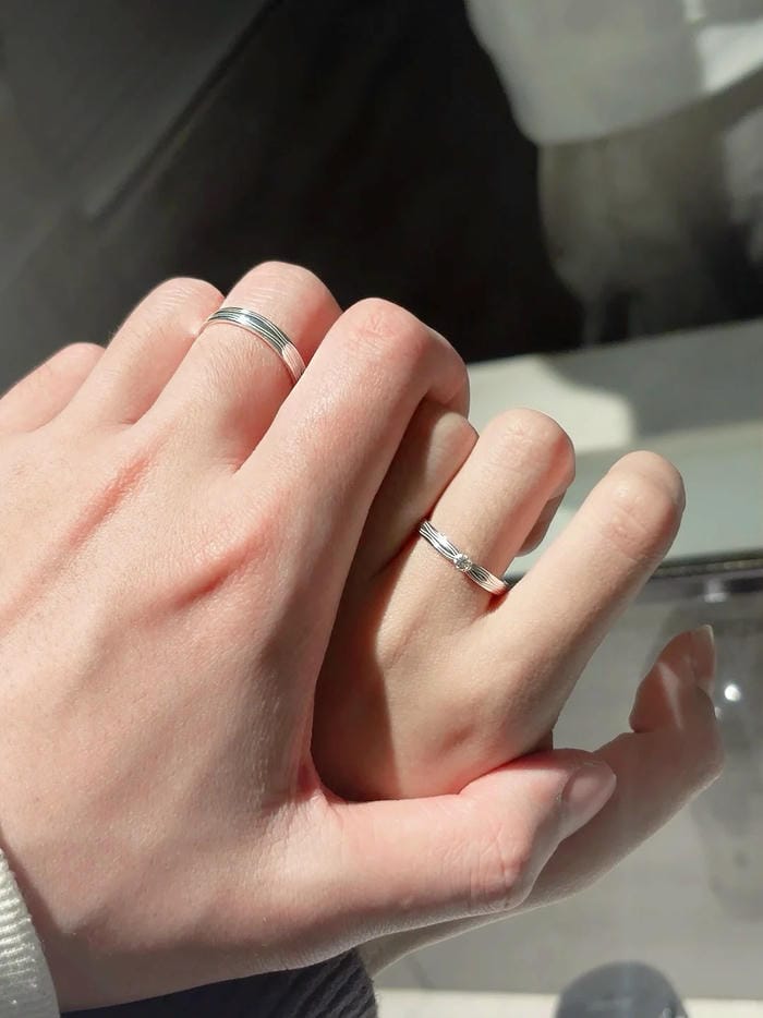 ảnh nắm tay nhau thật 23