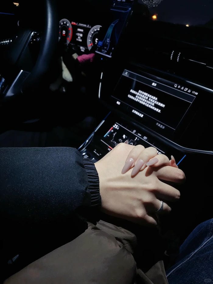 ảnh nắm tay nhau thật 25