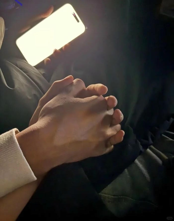 ảnh nắm tay nhau thật 26