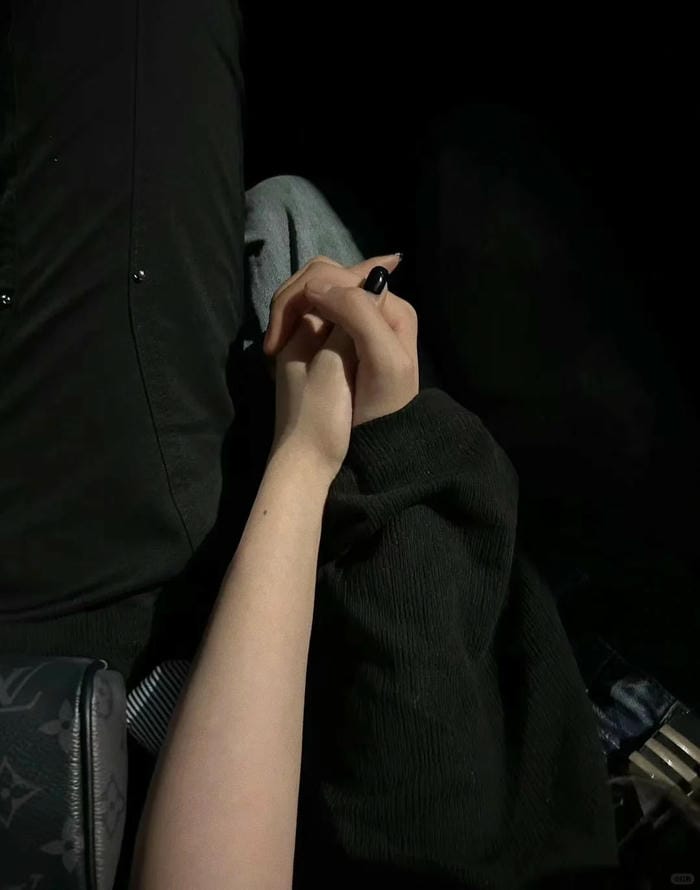 ảnh nắm tay nhau thật 27