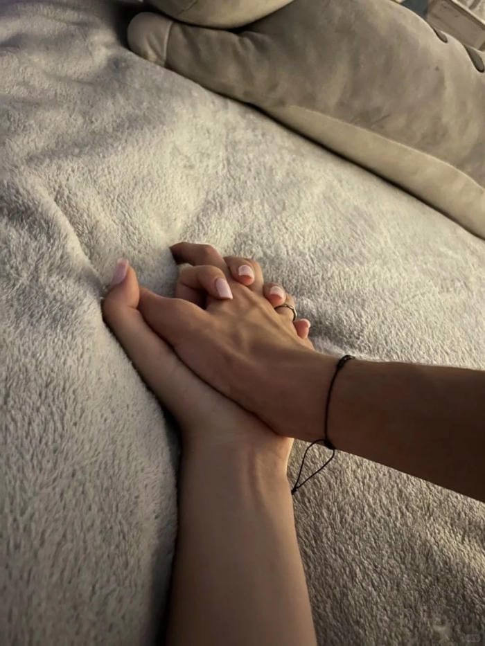 ảnh nắm tay nhau thật 29