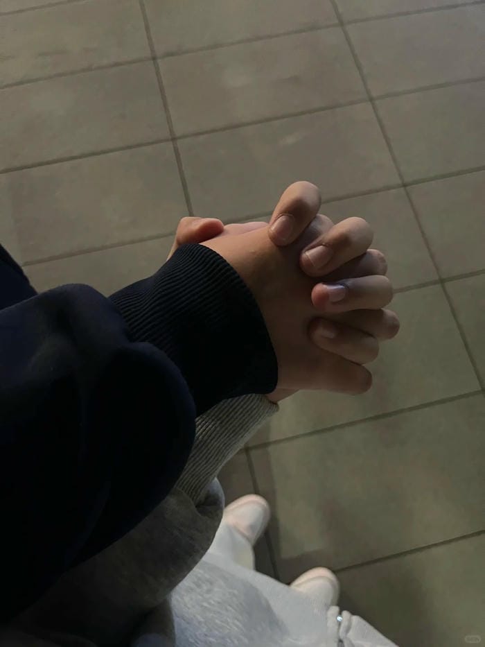 ảnh nắm tay nhau thật 30